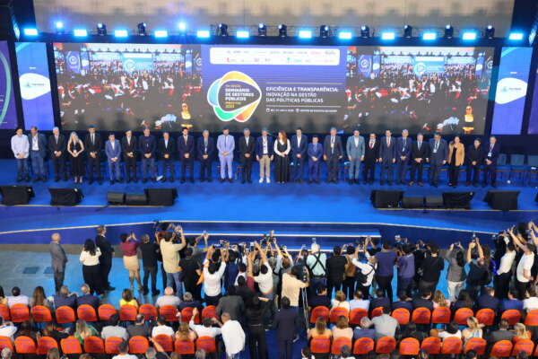 No Seminário de Gestores Públicos, Elmano de Freitas anuncia criação de sistema integrado entre forças de segurança e guardas municipais