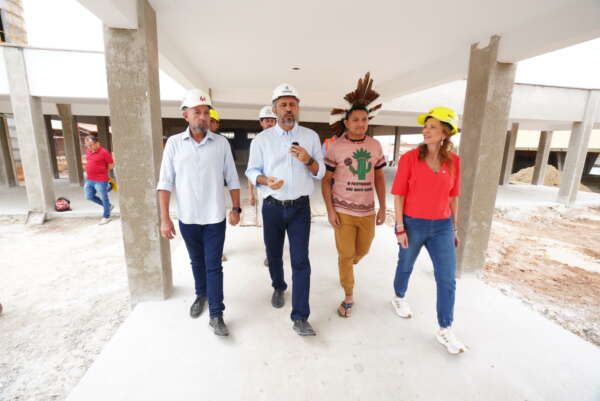 Governador Elmano de Freitas vistoria obras de escola indígena em Crateús