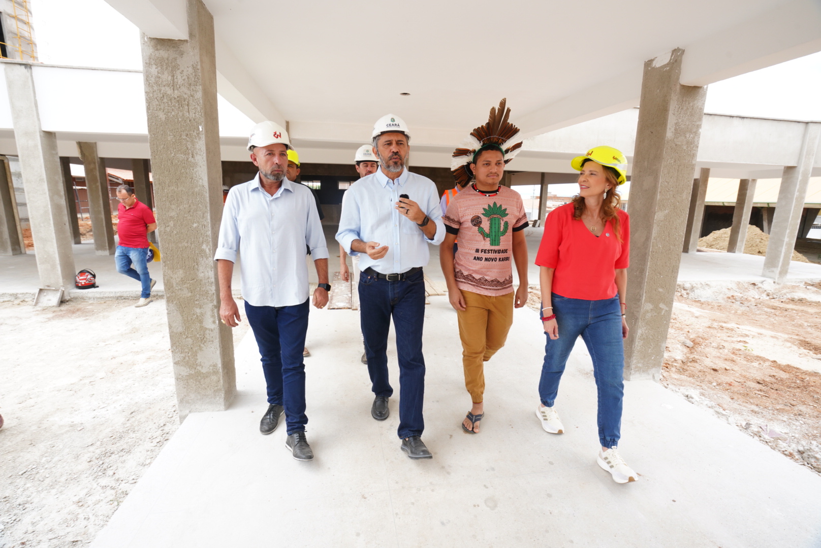 Governador Elmano de Freitas vistoria obras de escola indígena em Crateús