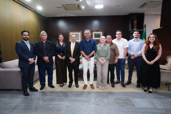 Governador Elmano de Freitas anuncia expansão de fábrica em Pedra Branca que deve gerar cerca de 100 novos empregos