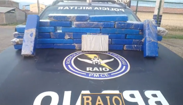PMCE apreende quase 21 kg de drogas e prende dois homens em Lavras da Mangabeira