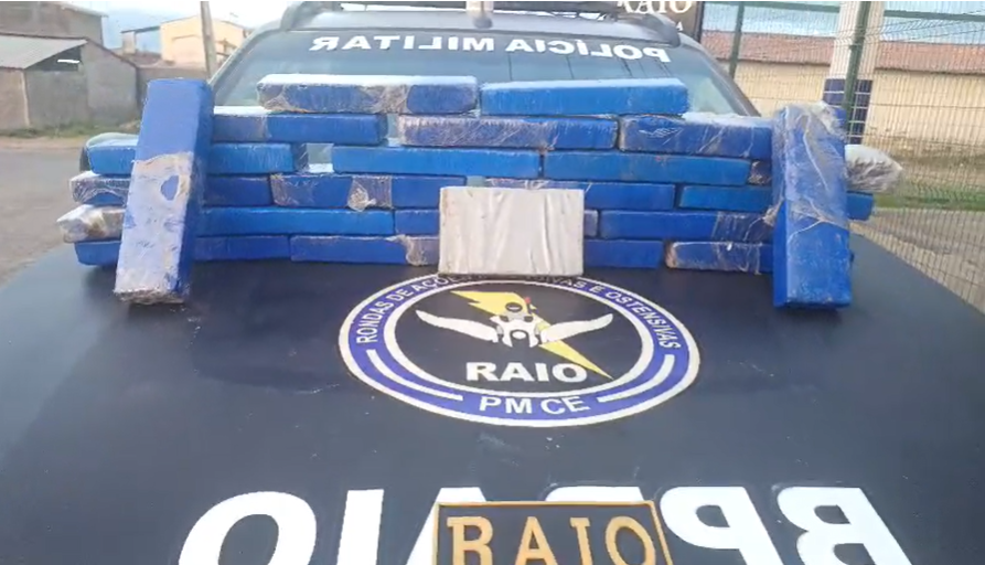 PMCE apreende quase 21 kg de drogas e prende dois homens em Lavras da Mangabeira