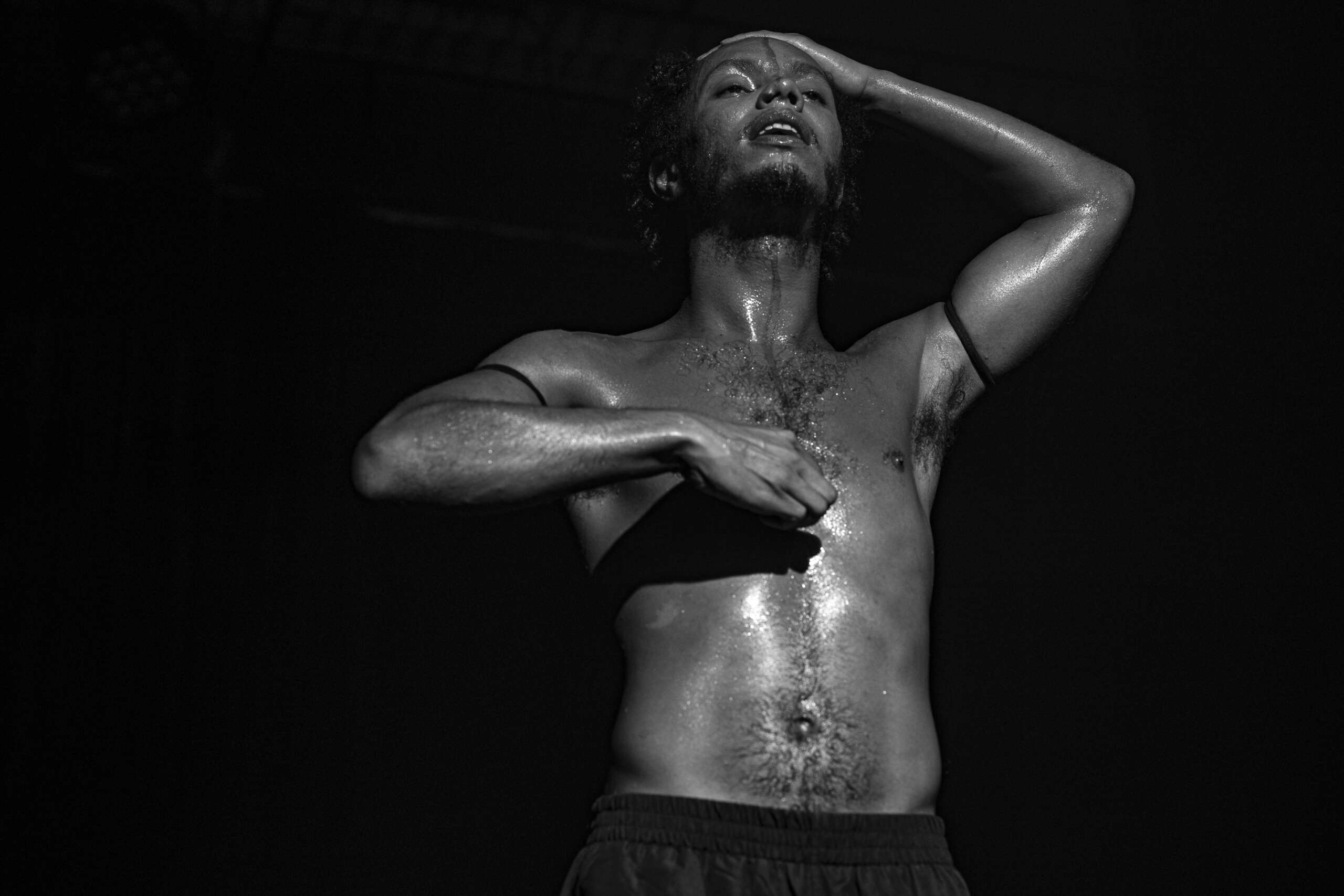 Clayton Nascimento apresenta o solo “Macacos” no Palco Principal do Theatro José de Alencar