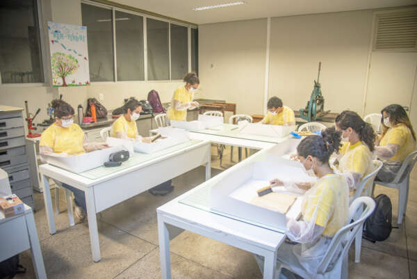 Alunos da Escola de Artes e Ofícios Thomaz Pompeu Sobrinho realizam ações de conservação e restauração em acervo de obras raras da BECE