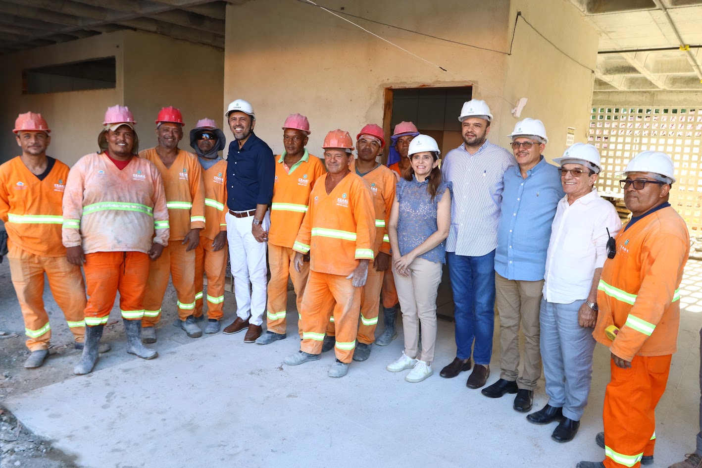 Governador Elmano de Freitas visita obra de futura EEMTI no bairro José Walter, em Fortaleza
