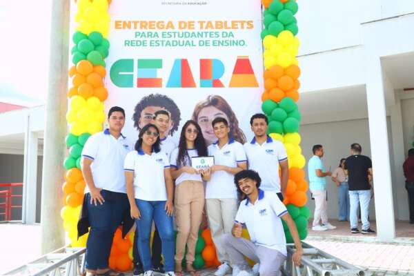 Em Crateús, Governo do Ceará entrega mais de 8 mil tablets para estudantes da Crede 13 e equipamentos de educação e esporte