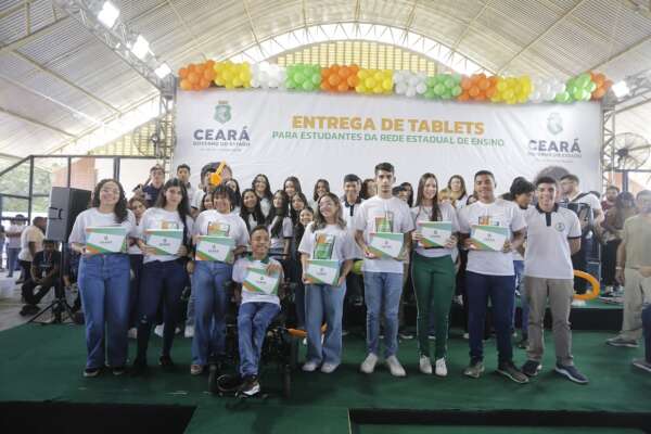 Em Quiterianópolis, Governo do Ceará entrega tablets a mais de 3.200 estudantes do Sertão dos Inhamuns