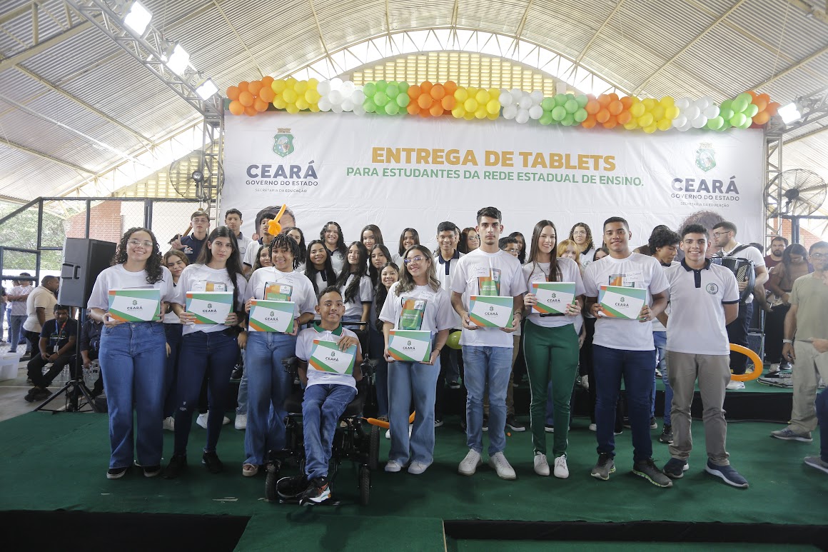 Em Quiterianópolis, Governo do Ceará entrega tablets a mais de 3.200 estudantes do Sertão dos Inhamuns