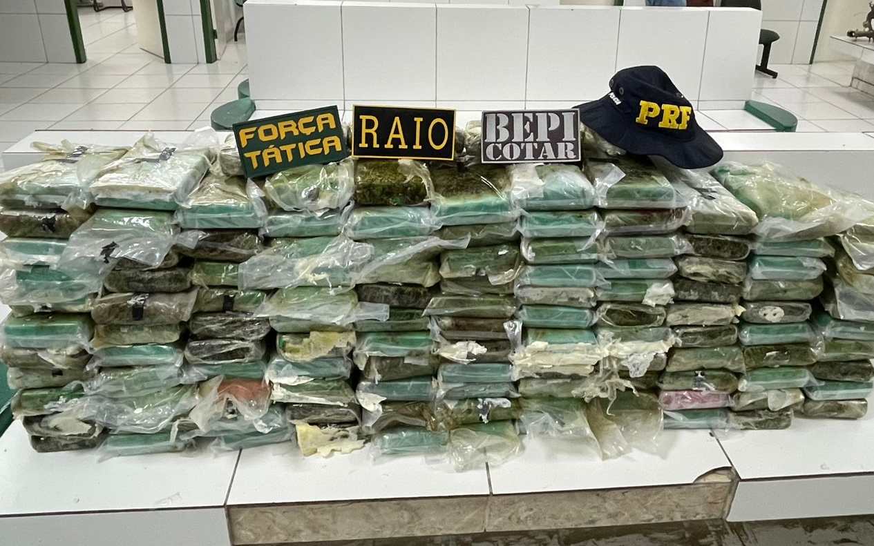 PMCE e PRF apreendem 145 kg de cocaína e prendem dois suspeitos em operação na região do Sertão de Crateús