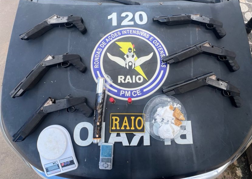 Policiais militares apreendem seis espingardas artesanais e drogas em Juazeiro do Norte