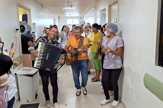 Ação com tema junino leva alegria e acolhimento a pacientes internados no Hospital Regional do Cariri