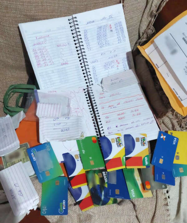 Polícia Civil prende dupla e apreende nove celulares em Itapipoca