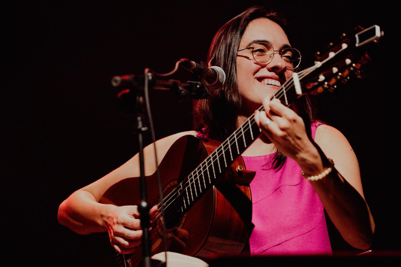 Museu da Imagem e do Som recebe show da artista Rebeca Câmara