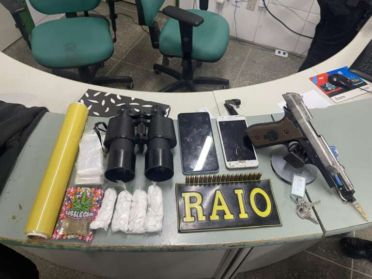 Dupla é presa pela Polícia Militar com arma de fogo e drogas em Canindé