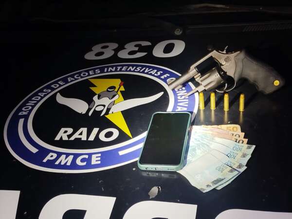 PMCE apreende arma de fogo e prende dois suspeitos em Icó