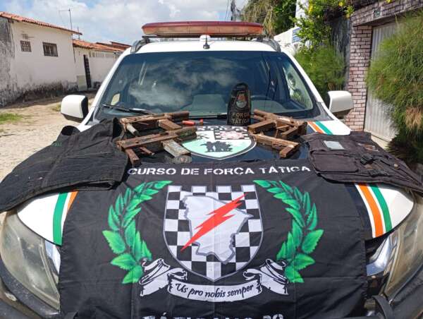 Em duas ocorrências, PMCE apreende cinco armas artesanais e dois coletes balísticos em Caucaia; um suspeito é preso
