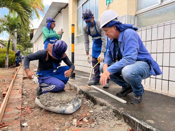 SAP e Senai capacitam pessoas egressas com curso de pedreiro de alvenaria