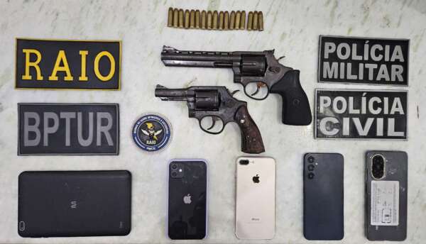 PMCE captura trio suspeito de integrar organização criminosa e apreende duas armas em Icapuí