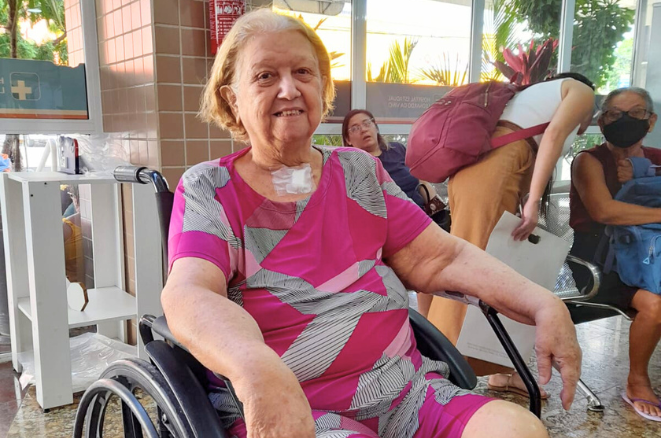 Sino da Esperança é tocado por paciente recuperada de pneumonia grave, após alta no Hospital Estadual Leonardo Da Vinci