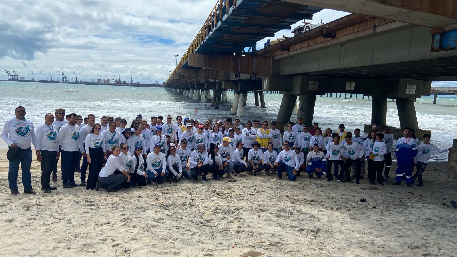 Com mutirão de limpeza, Complexo do Pecém chama atenção para o combate ao plástico nos mares