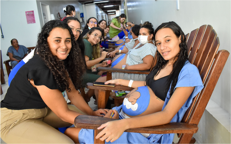 Gestantes do Hospital Geral Dr. César Cals participam de atividade de humanização com pintura gestacional
