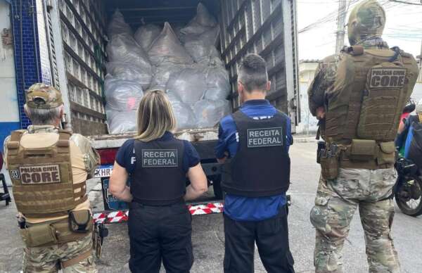 Operação no Centro resulta na apreensão de 117 sacos de camisas falsificadas de times nacionais e internacionais