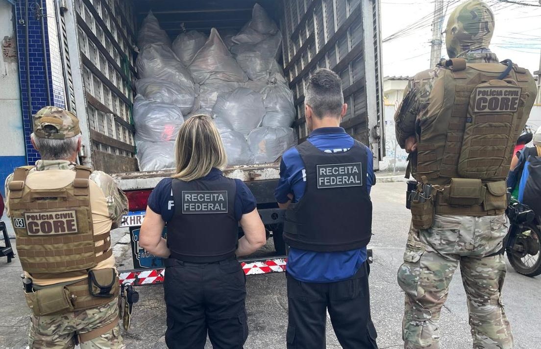 Operação no Centro resulta na apreensão de 117 sacos de camisas falsificadas de times nacionais e internacionais