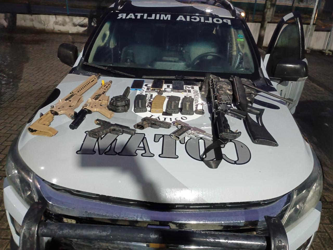 Polícia Militar apreende arsenal com três fuzis e captura cinco suspeitos em Fortaleza
