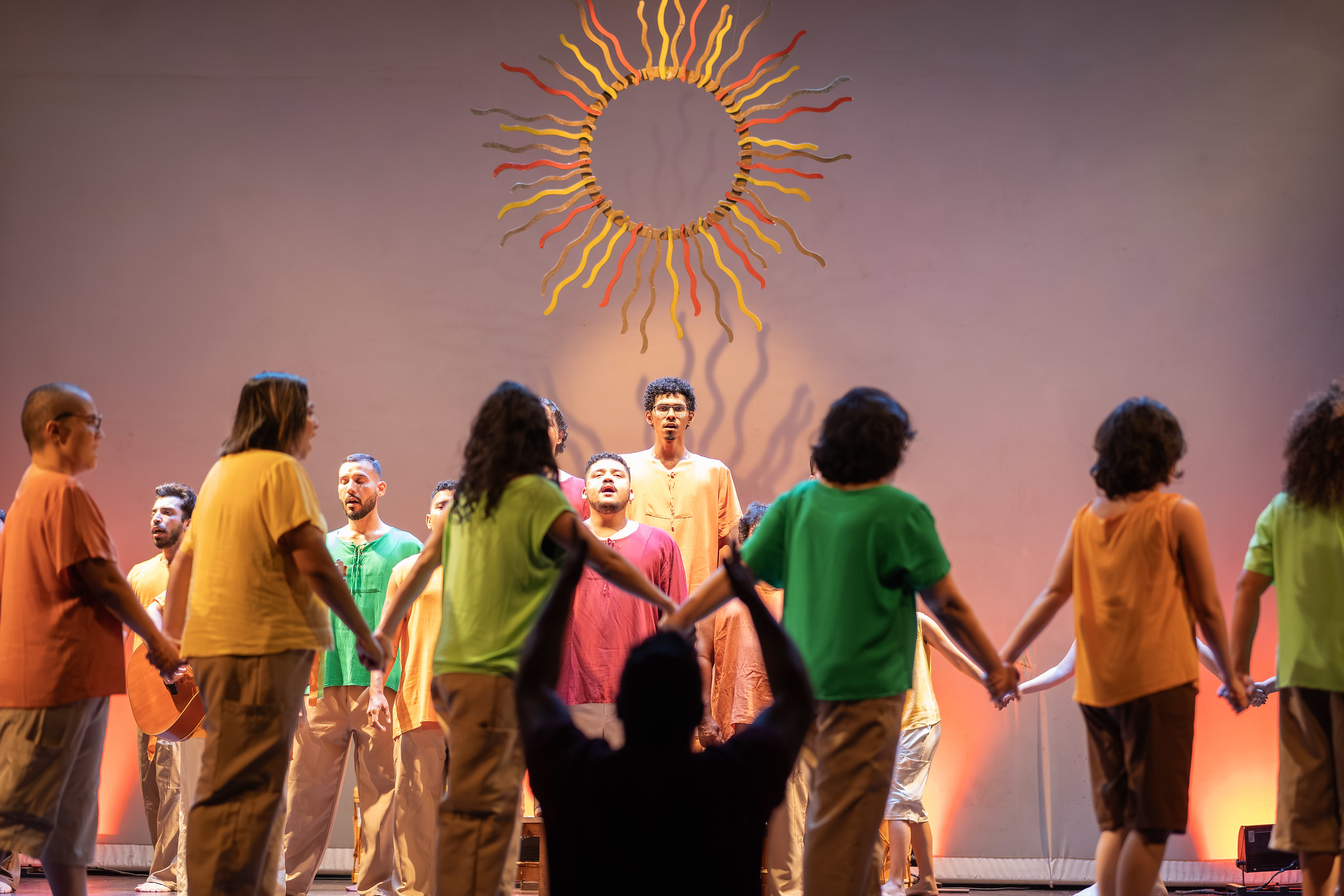 Temporada cênica, encontros formativos de moda e ancestralidade e sessões no Planetário marcam semana no Dragão do Mar