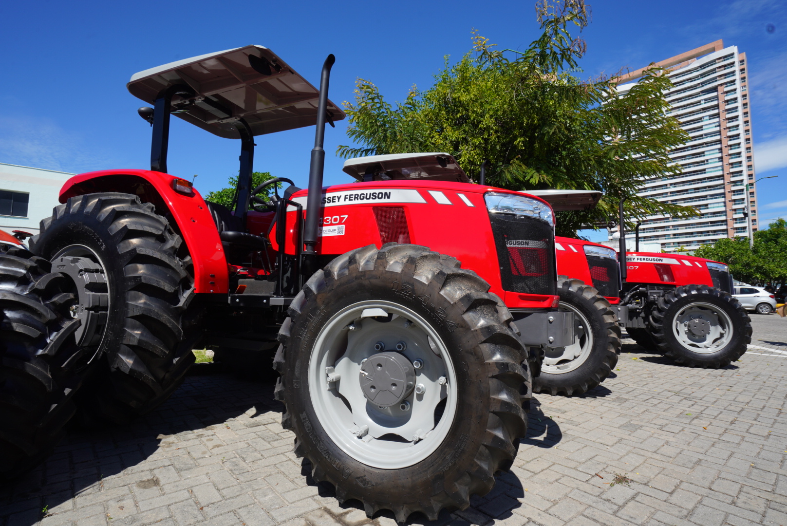 Agricultores familiares de 32 municípios cearenses recebem reforço de 40 tratores e implementos agrícolas