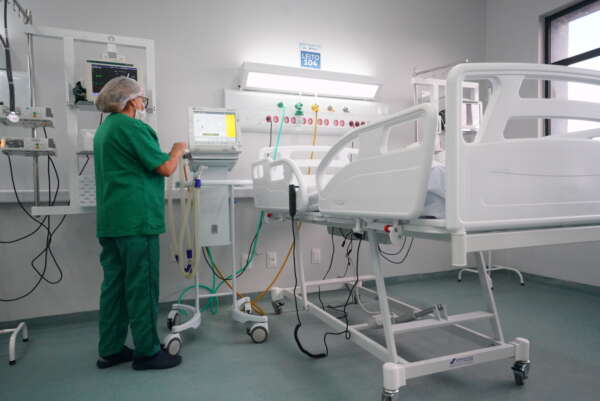 Reabertura de leitos no IJF: “Estamos em um esforço grande para melhorar a saúde de Fortaleza”, destaca Elmano de Freitas