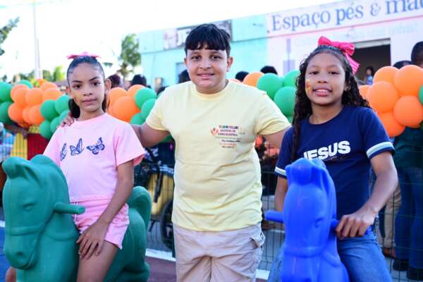 População de Milagres celebra inauguração de nova brinquedopraça