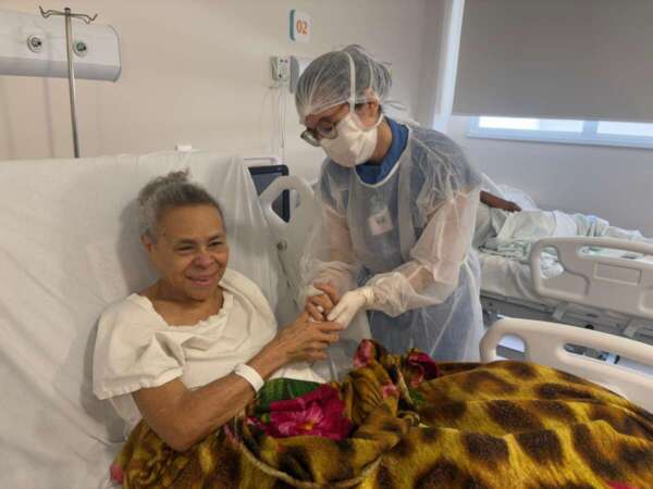 Com passeio ao ar livre e doce favorito, paciente com deficiência visual internada no Hospital Universitário do Ceará recebe pela primeira vez comemoração de aniversário