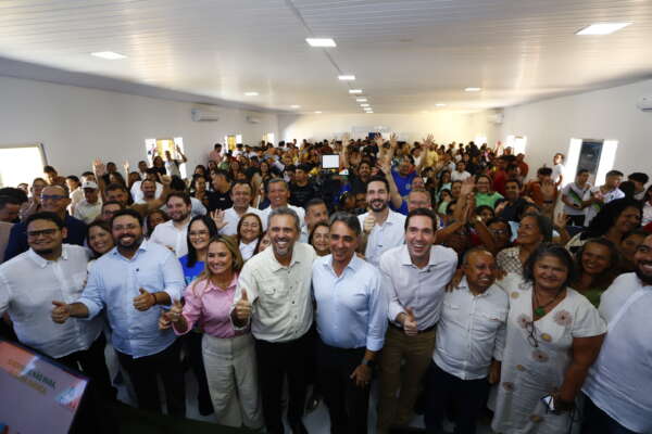 Com presença do Elmano de Freitas, empresa AeC lança cerca de mil vagas de emprego para Aracati e região