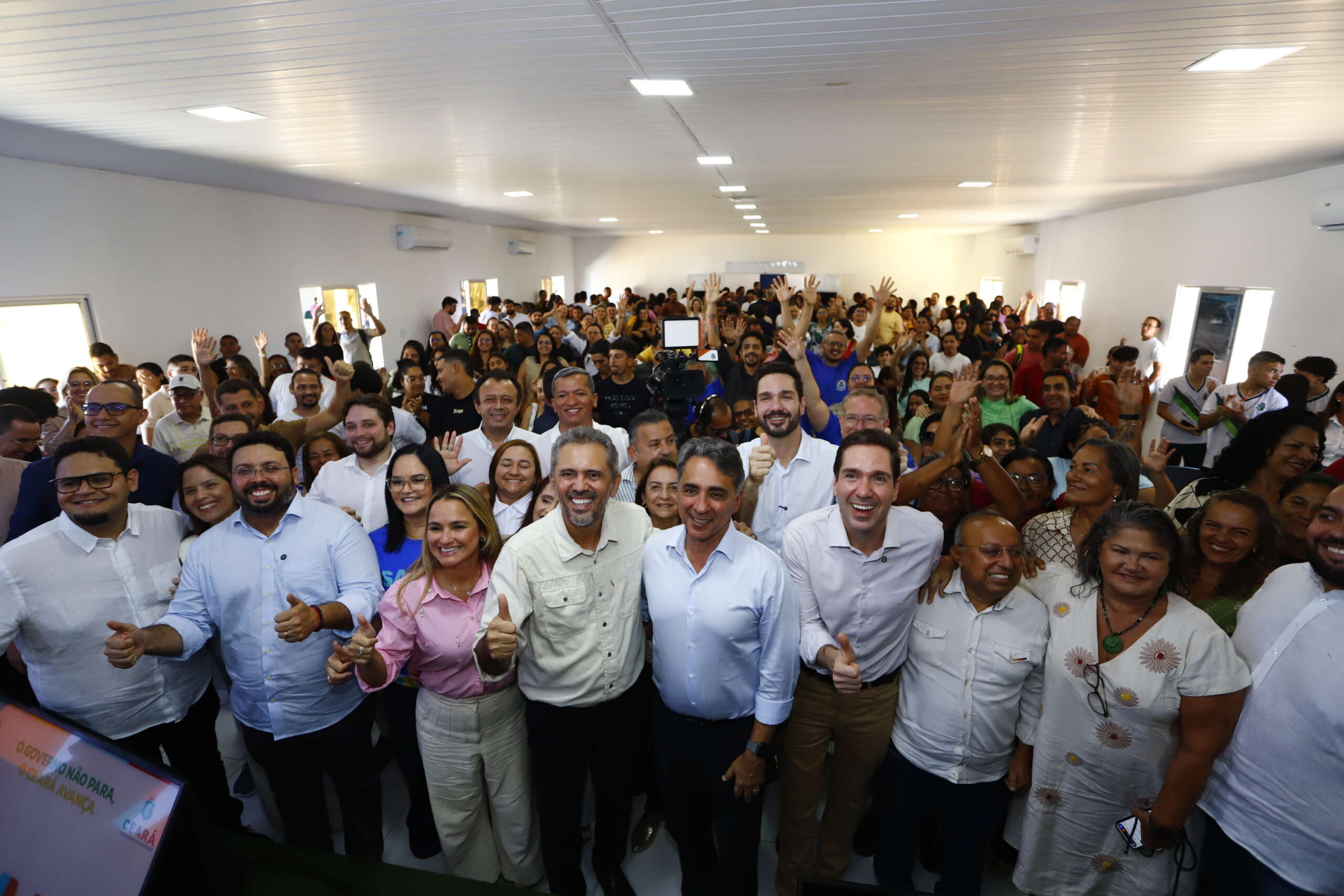 Com presença do Elmano de Freitas, empresa AeC lança cerca de mil vagas de emprego para Aracati e região