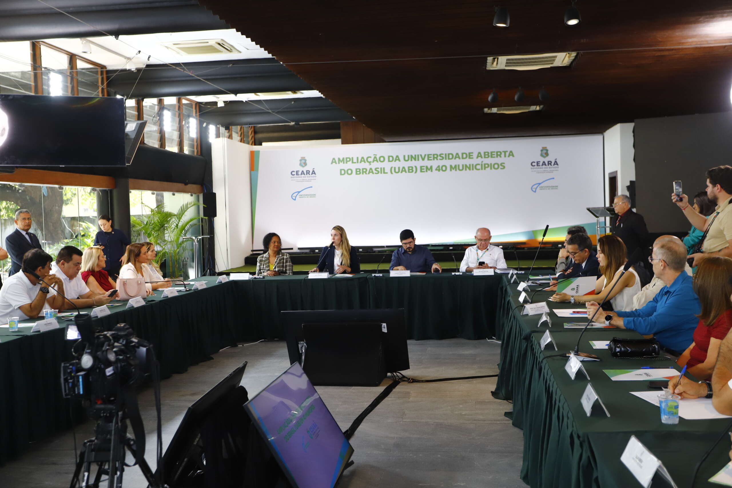 Governo do Ceará reúne mais 40 municípios para tratar da ampliação do Ensino Superior no estado