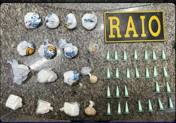 CPRaio da PMCE prende mulher por tráfico de drogas no bairro Canindezinho, em Fortaleza