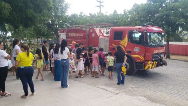 Alunos do CRAS Monte visitam Corpo de Bombeiros de Canindé