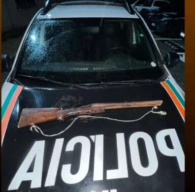 Polícia Militar apreende espingarda e detém dupla após tentativa de roubo em Fortaleza
