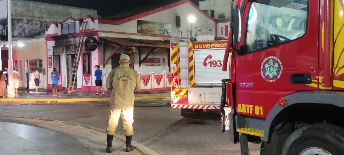 Corpo de Bombeiros apaga incêndio em edificação comercial em Sobral