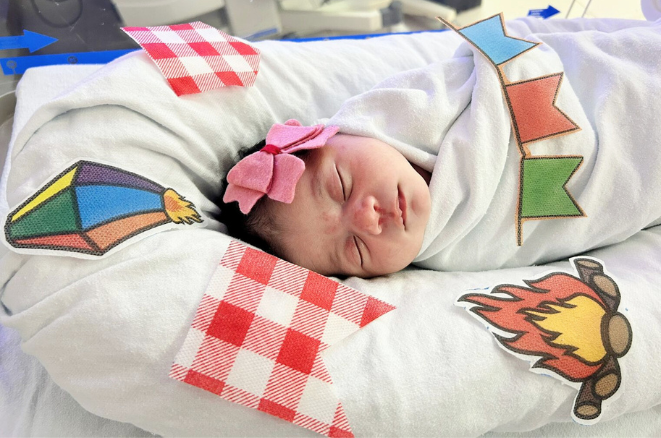 Festa junina estendida: com bandeirinhas e adereços, bebês internados no HRSC ganham ensaio fotográfico