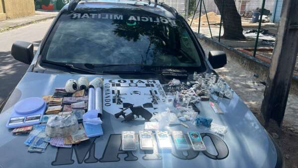 Arma e drogas são apreendidas pelo Cotam em imóvel abandonado na Maraponga, em Fortaleza