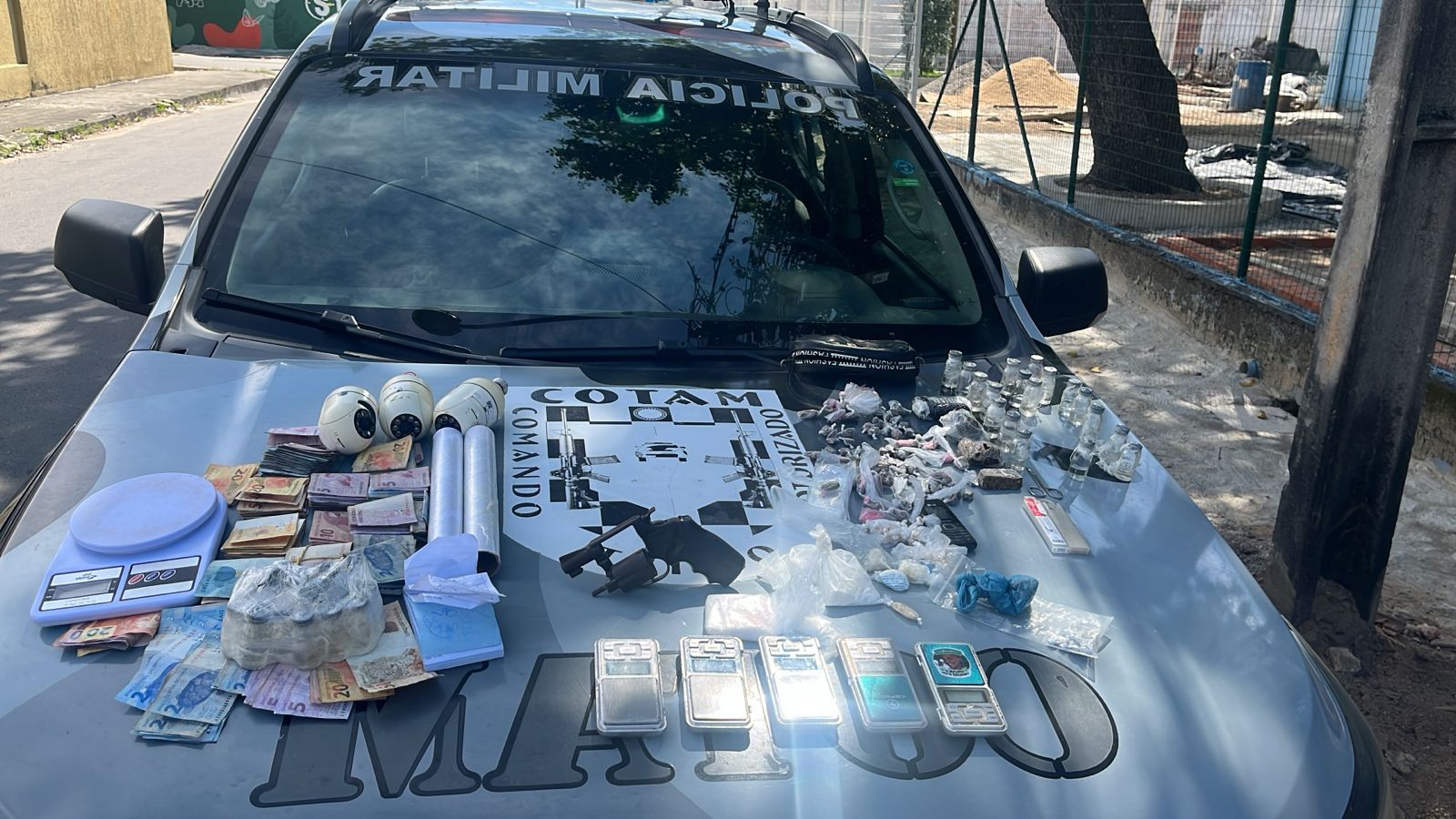 Arma e drogas são apreendidas pelo Cotam em imóvel abandonado na Maraponga, em Fortaleza