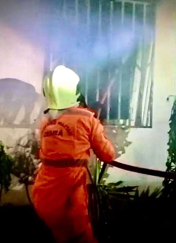 Corpo de Bombeiros apaga incêndio de residência em Jericoacoara