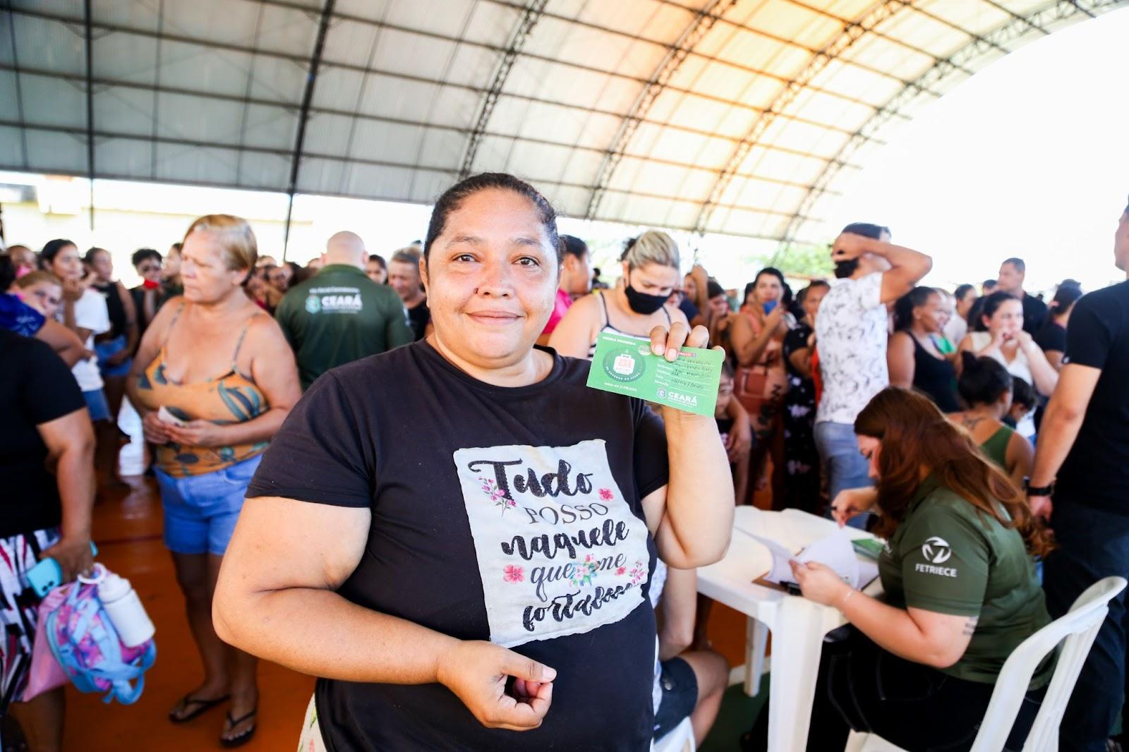 “Veio em uma boa hora!”: entregas dos tíquetes do Vale Gás começam em Fortaleza e alcançam mais de 16 mil famílias