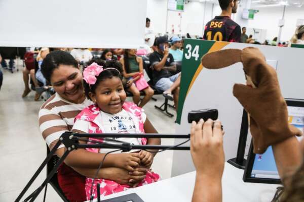 Fantoches feitos à mão por atendentes humanizam atendimento infantil nos Vapt Vupts