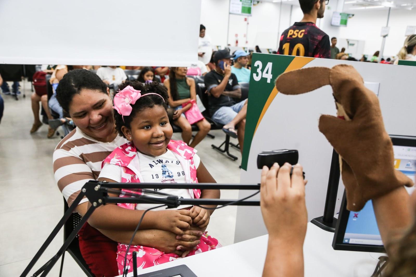 Fantoches feitos à mão por atendentes humanizam atendimento infantil nos Vapt Vupts