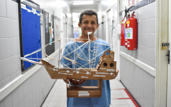 Paciente do Hospital Geral Dr. César Cals descobre talento durante internação