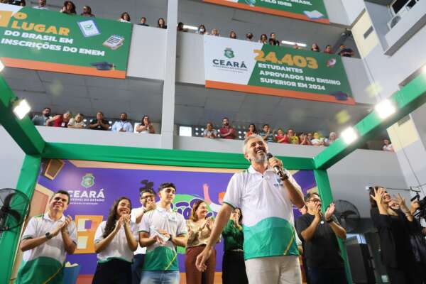 AoGosto do Aluno marca abertura do semestre letivo e início da entrega do novo fardamento da rede estadual de ensino