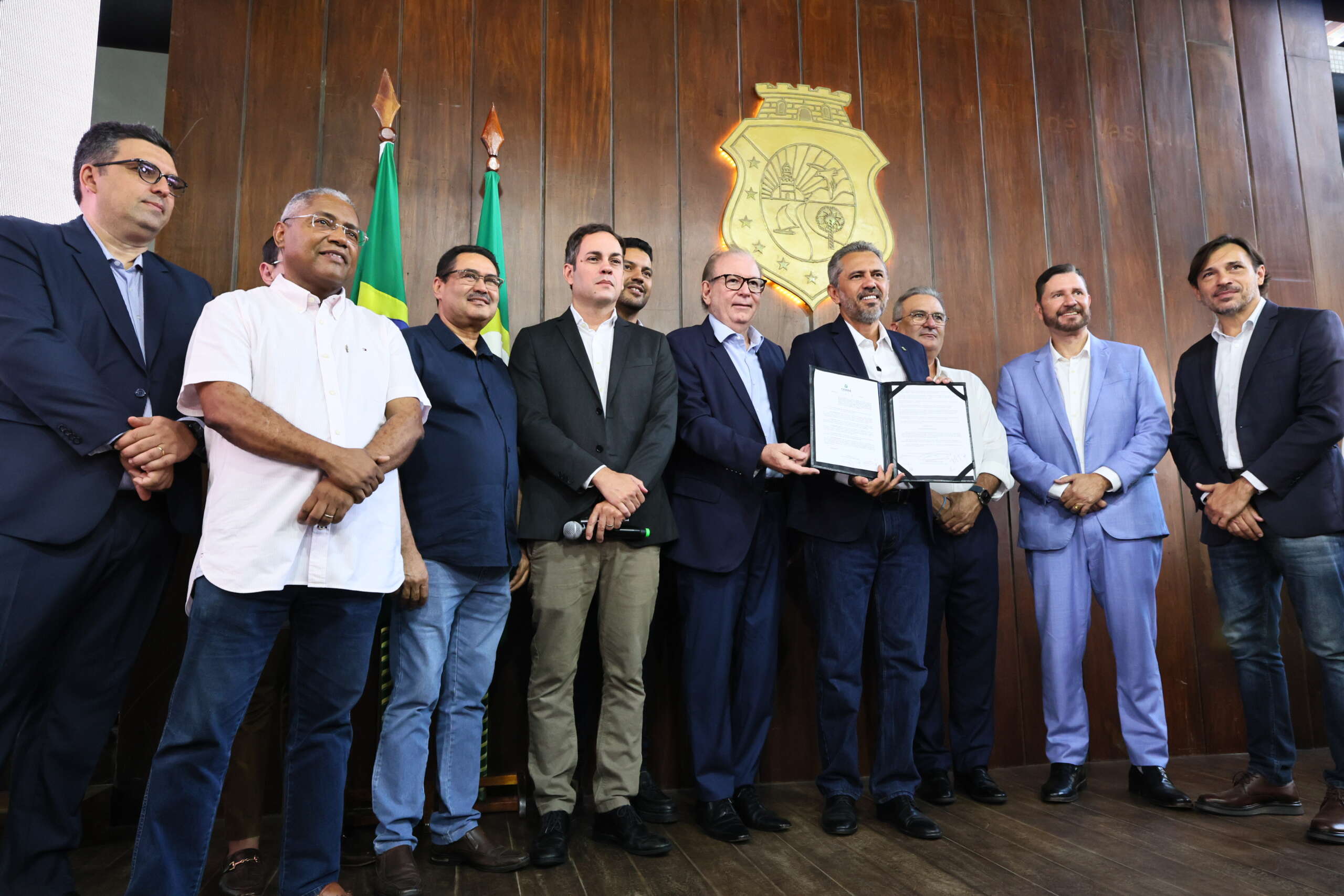 Governador Elmano assina decreto com medidas para mitigar impactos do tarifaço dos EUA